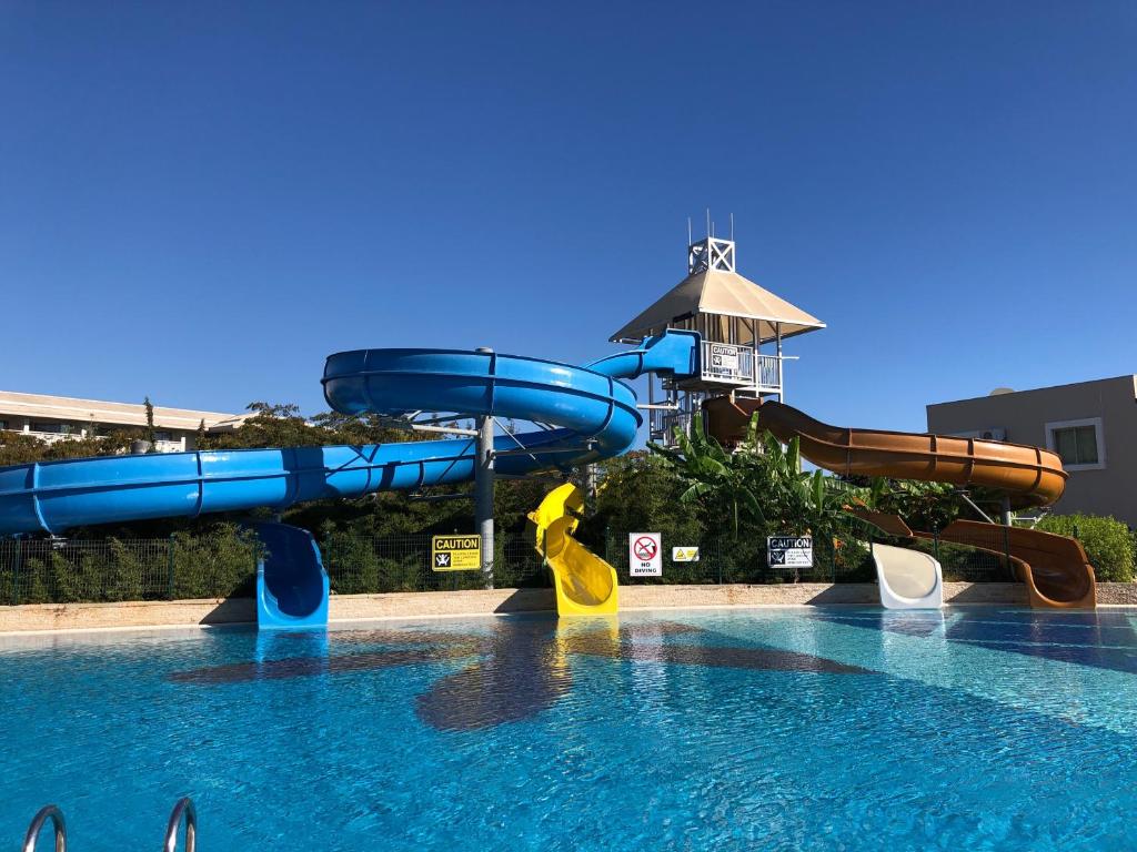 The swimming pool at or close to Holiday Village Türkiye