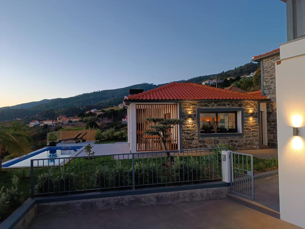 ein Haus mit Balkon und Aussicht in der Unterkunft Vila Rouxinol in Arco da Calheta