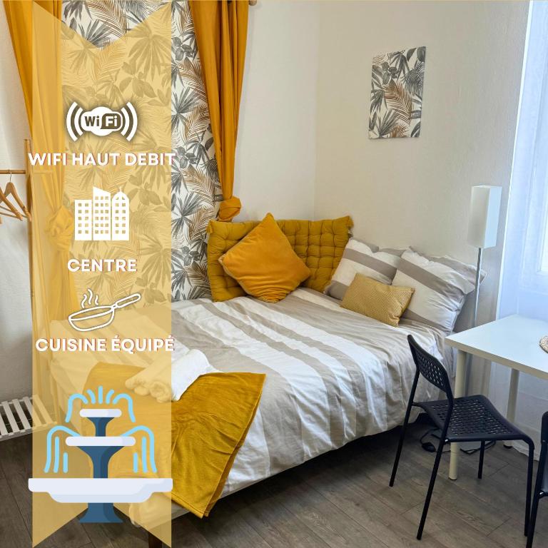 une chambre avec un lit, une table et un bureau dans l'établissement Mini Nid - Centre - Wifi - Equipé - Cosy, à Dax