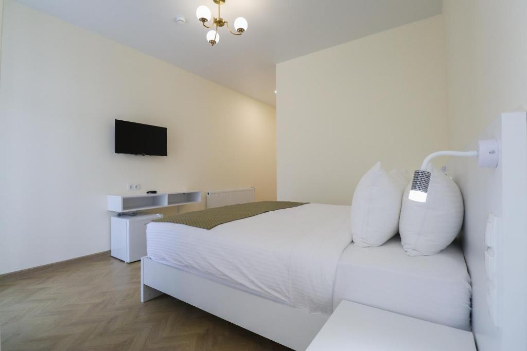 TV a/nebo společenská místnost v ubytování Hotel & Restaurant Emerald Borjomi