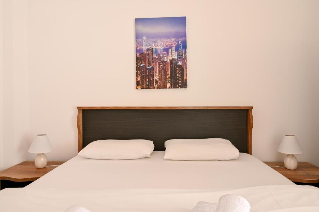 Postel nebo postele na pokoji v ubytování Thessaloniki Center Apartment On The Sunset