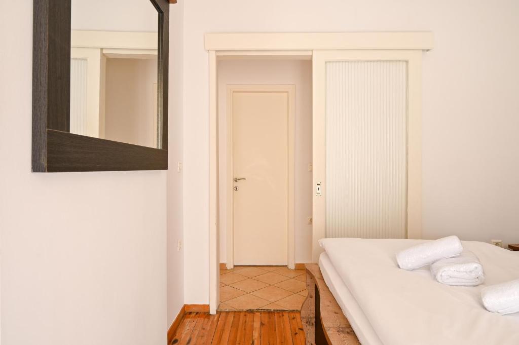 Postel nebo postele na pokoji v ubytování Thessaloniki Center Apartment On The Sunset