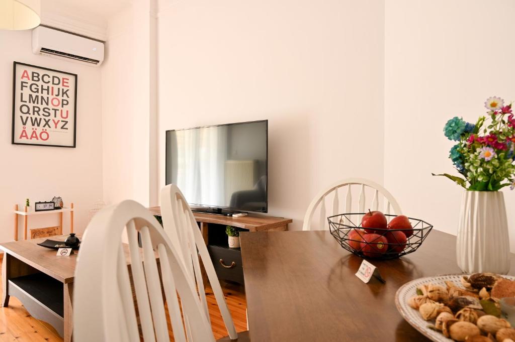 TV a/nebo společenská místnost v ubytování Thessaloniki Center Apartment On The Sunset