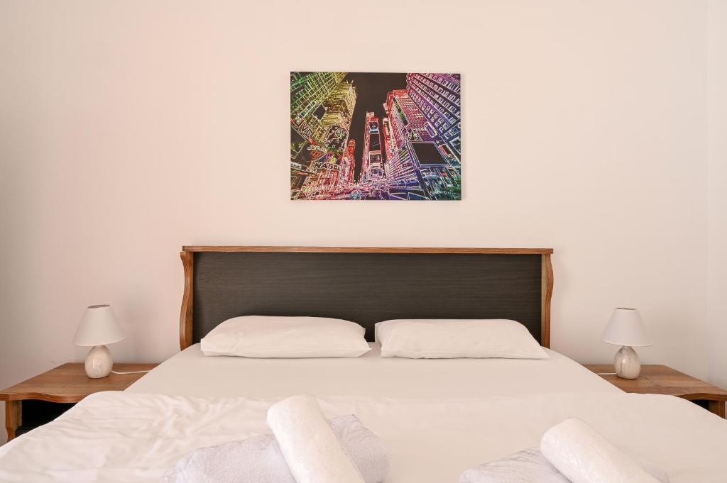 Postel nebo postele na pokoji v ubytování Thessaloniki Center Apartment On The Sunset