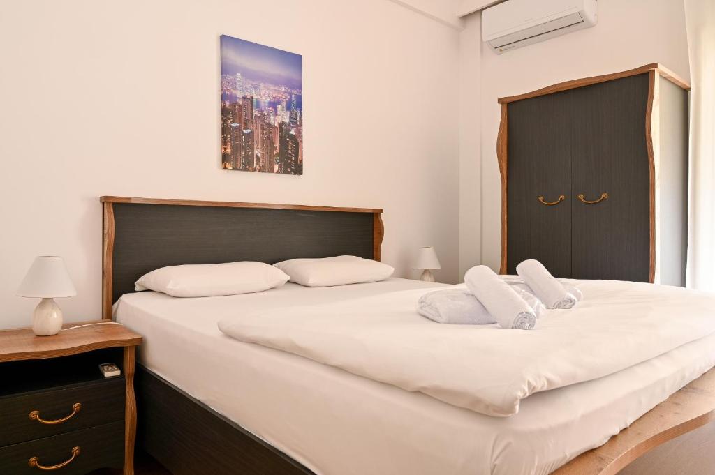 Postel nebo postele na pokoji v ubytování Thessaloniki Center Apartment On The Sunset