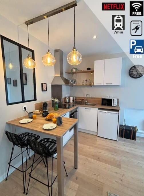 - une cuisine avec une table et deux chaises dans l'établissement Studio Titanic Cherbourg Netflix Parking, à Cherbourg en Cotentin