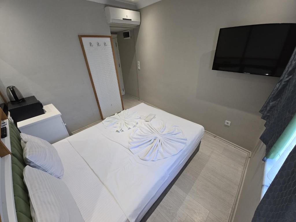 Postel nebo postele na pokoji v ubytování The Empress Theodora Hotel ll