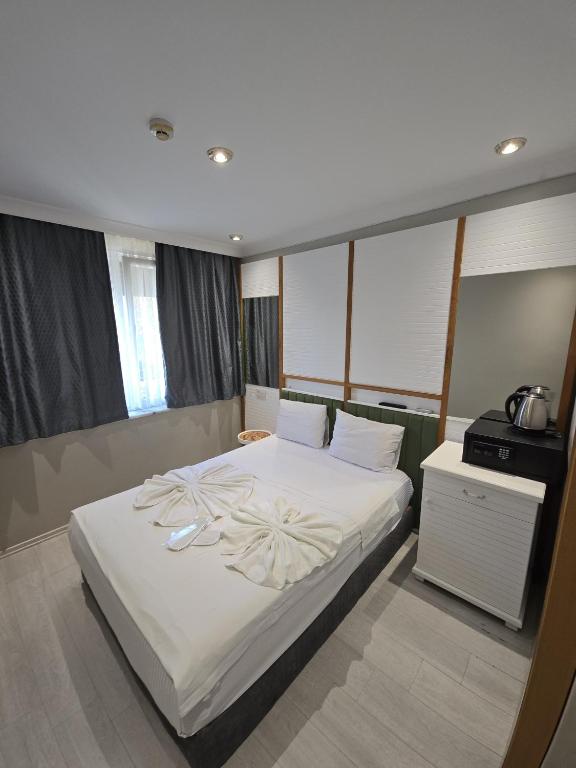 Postel nebo postele na pokoji v ubytování The Empress Theodora Hotel ll