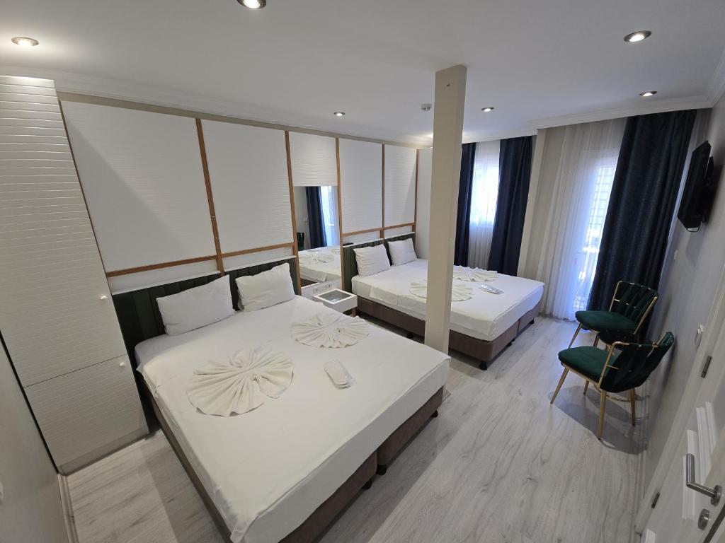 Postel nebo postele na pokoji v ubytování The Empress Theodora Hotel ll