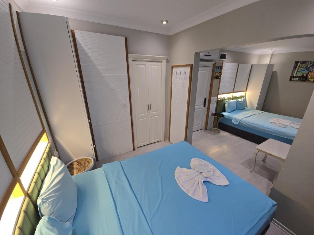 Postel nebo postele na pokoji v ubytování The Empress Theodora Hotel ll
