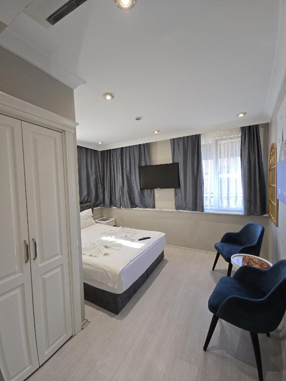 Postel nebo postele na pokoji v ubytování The Empress Theodora Hotel ll