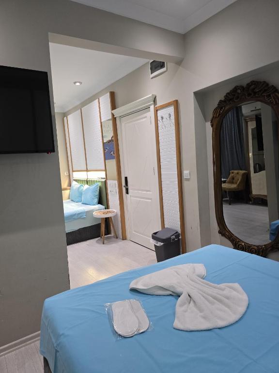 Postel nebo postele na pokoji v ubytování The Empress Theodora Hotel ll