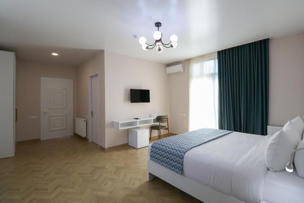 Postel nebo postele na pokoji v ubytování Hotel & Restaurant Emerald Borjomi