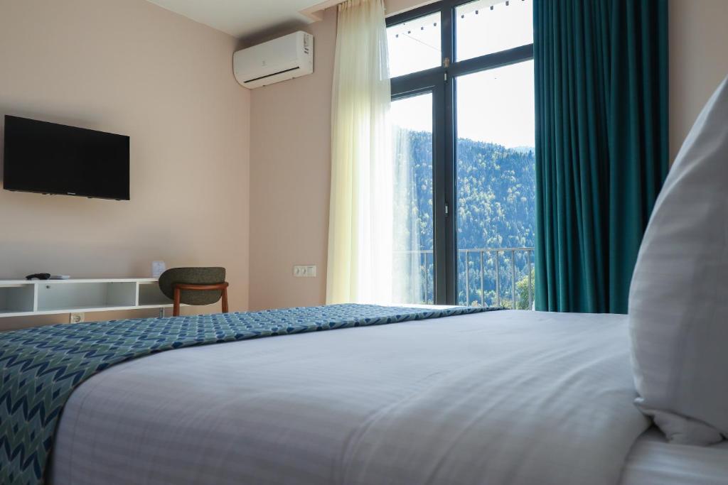 Postel nebo postele na pokoji v ubytování Hotel & Restaurant Emerald Borjomi