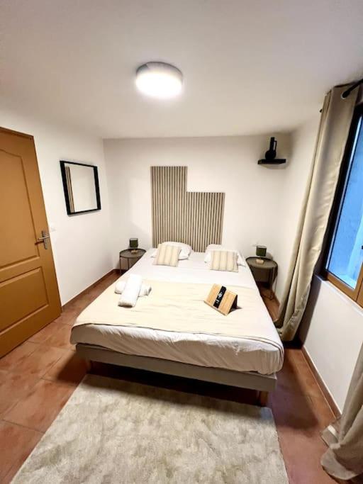 une chambre avec un grand lit dans une pièce dans l'établissement Les chambres de la bastide - 202, à Carcassonne