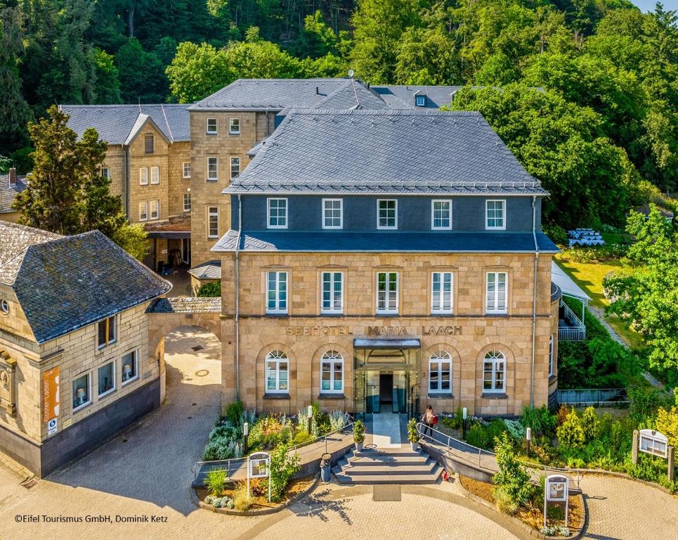 eine Luftaufnahme eines großen Backsteingebäudes in der Unterkunft Seehotel Maria Laach in Maria Laach