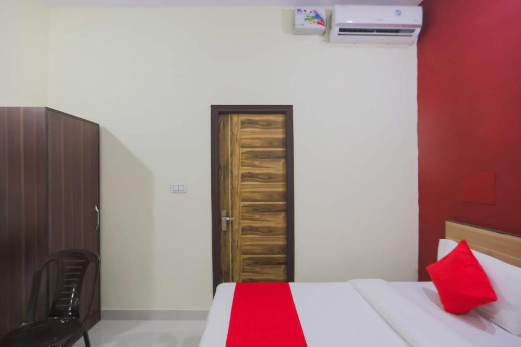 Postel nebo postele na pokoji v ubytování Hotel O Sewa Residency