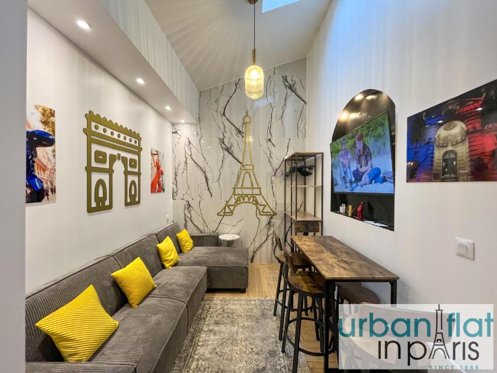 un salon avec un canapé et une table dans l'établissement 190 - Loft Gaite-Montparnasse, à Paris