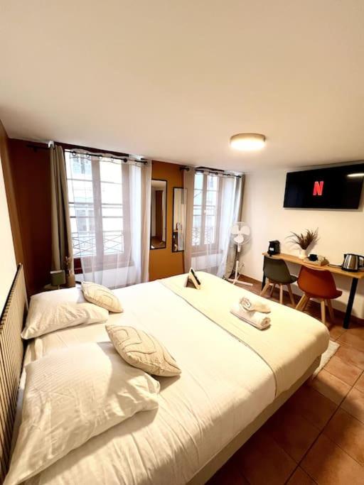 Cette chambre comprend 2 lits et un bureau. dans l'établissement Les chambres de la bastide - 205, à Carcassonne