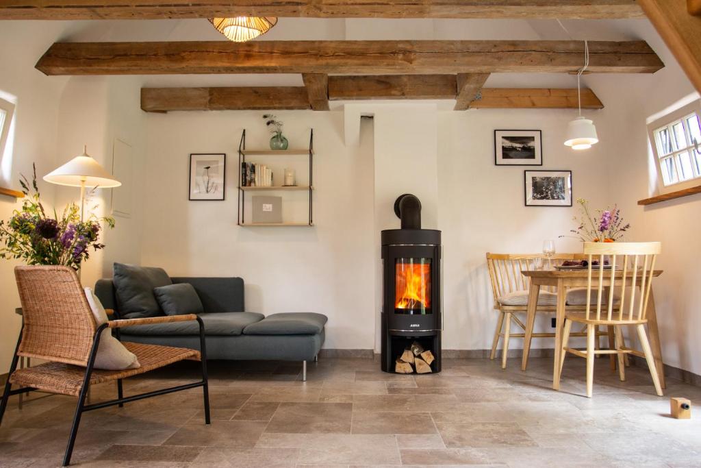a living room with a wood burning stove at Idyllisches Landhaus, Garten & Kamin, für Paare in Häven