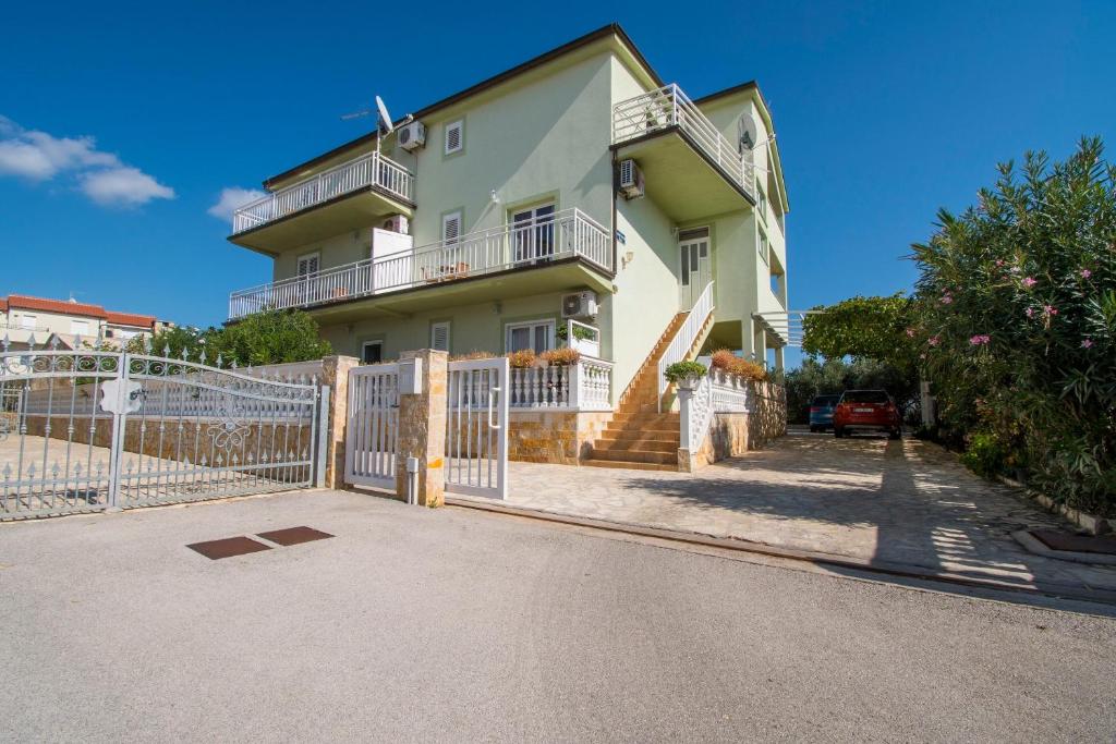 Apartments Antique Ivo