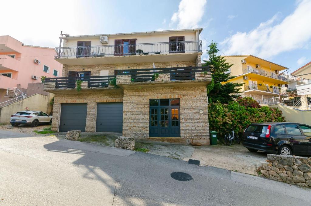una casa in mattoni con balcone sopra di Apartments Bartz a Jelsa (Gelsa)