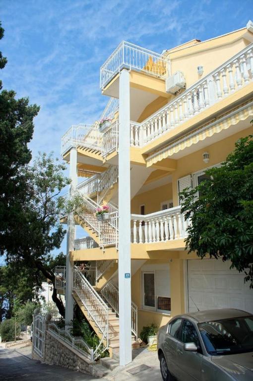 Budova, v ktorej sa apartmán nachádza