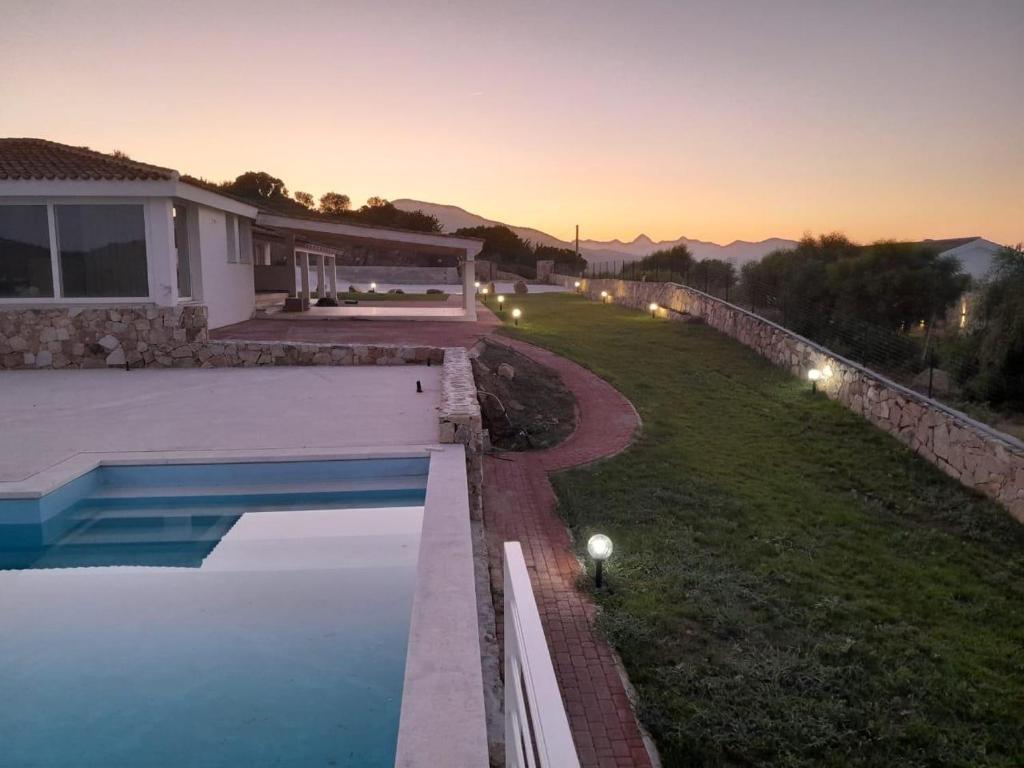 Bazén v ubytování Villa Mbita Sardegna nebo v jeho okolí