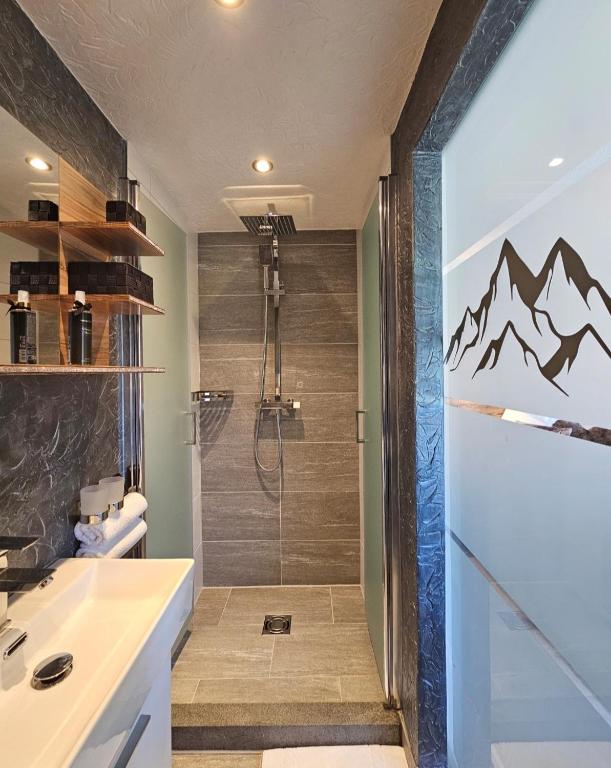 Koupelna v ubytování Luxus Apartment Nina mit Zirbenhütte
