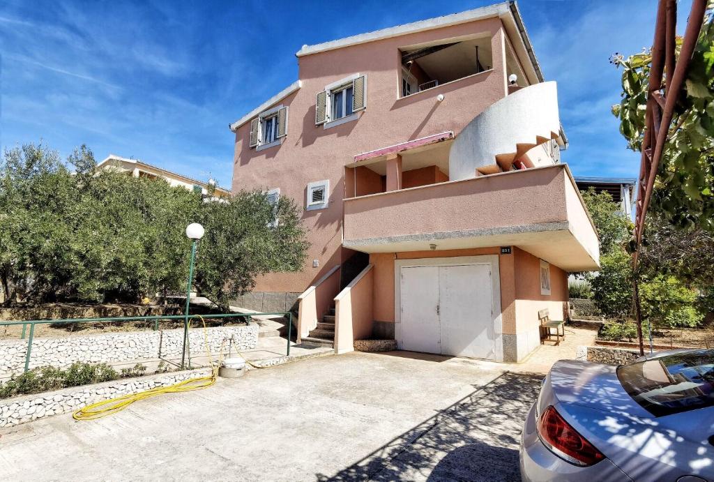 Budova, v ktorej sa apartmán nachádza