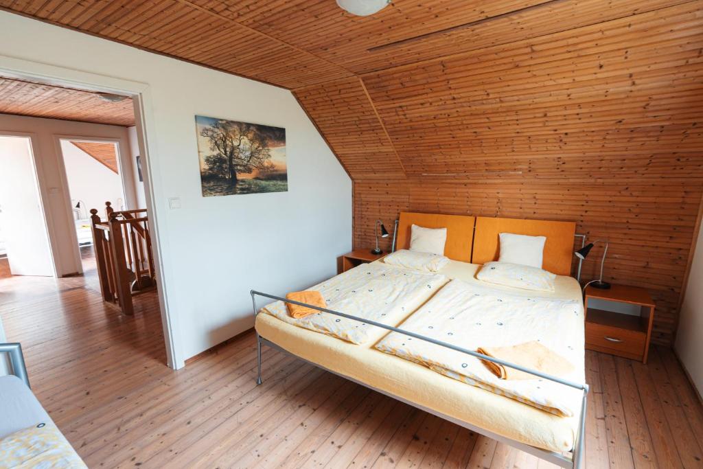 Postel nebo postele na pokoji v ubytování Chalupa Měňany - Karlštejn