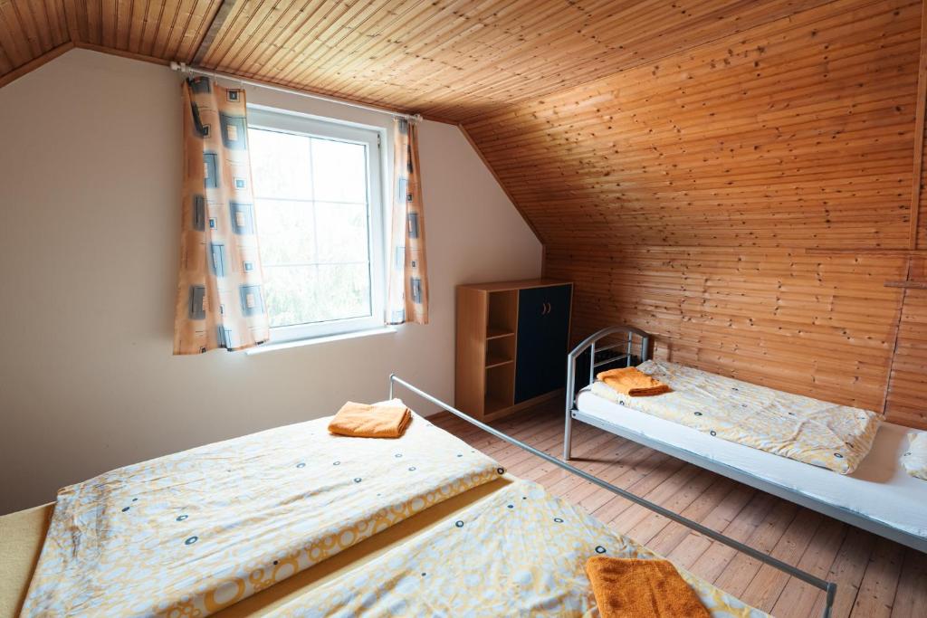 Postel nebo postele na pokoji v ubytování Chalupa Měňany - Karlštejn