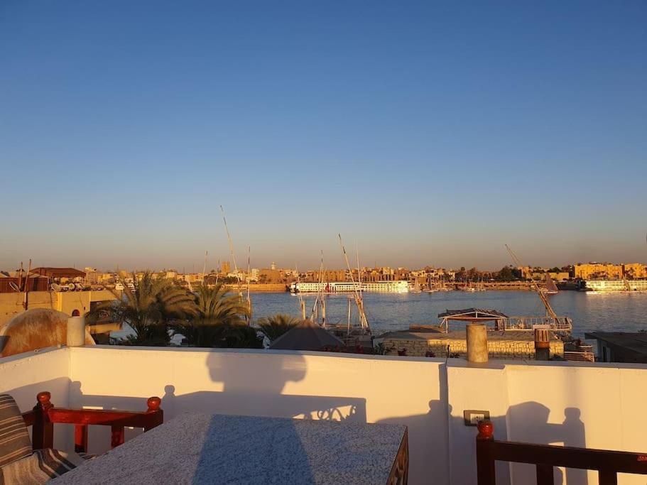 - une vue sur le port de plaisance dans l'établissement Villa Omar El Sharif Appartement avec Piscine n1, à Louxor