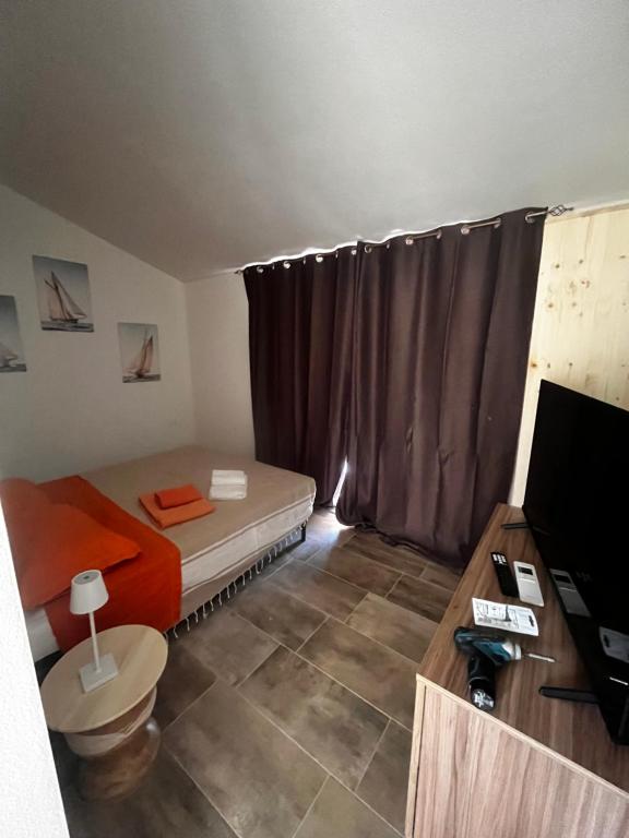 TV a/nebo společenská místnost v ubytování Villa Mbita Sardegna