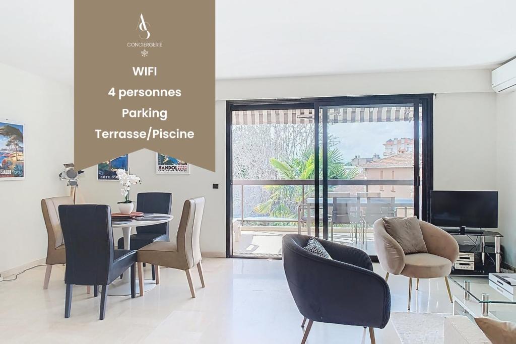 une salle à manger avec une table et des chaises et une télévision dans l'établissement Parc - 4 pers 60m2 - Piscine - Climatisé, à Cannes