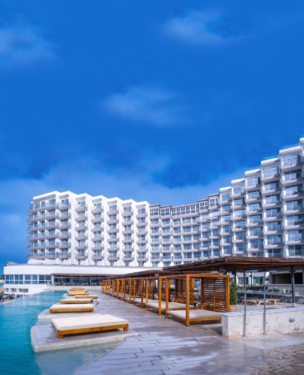 a rendering of a large hotel on the beach at Cádiz Bahía by QHotels in Cádiz