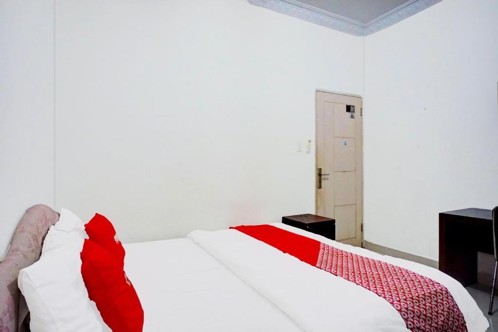 Postel nebo postele na pokoji v ubytování Hotel O Medan City Near Sun Plaza Formerly 99 Residence
