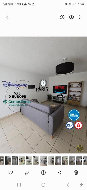 - un salon avec un canapé et des panneaux muraux dans l'établissement Super appartement familial Disneyland Paris 5pers, à Bussy-Saint-Georges