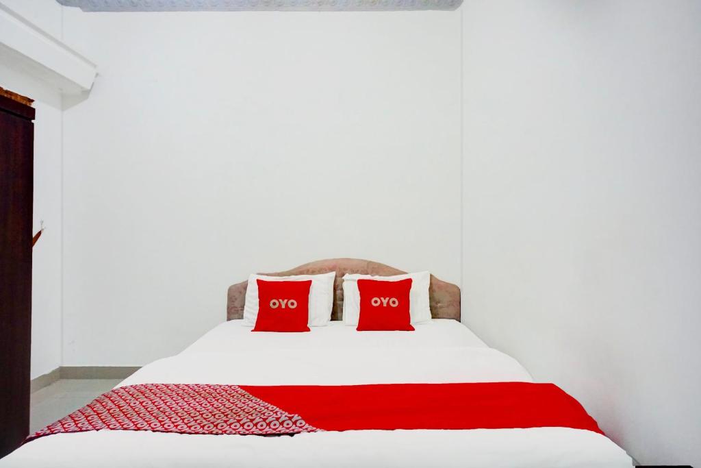 Postel nebo postele na pokoji v ubytování Hotel O Medan City Near Sun Plaza Formerly 99 Residence