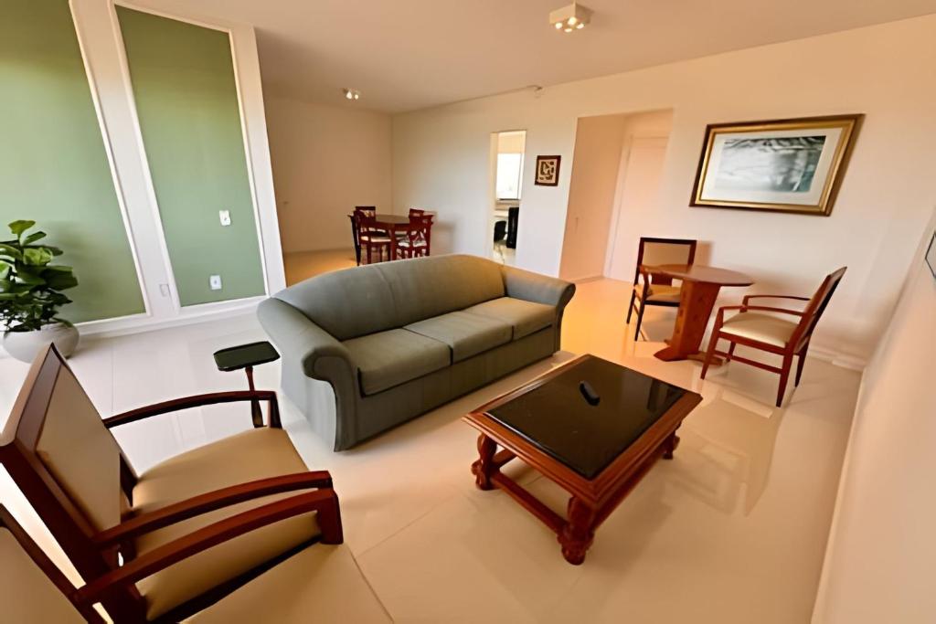 una sala de estar con un sofá y una mesa en Apartamentos e Suítes na Praia, en Fortaleza