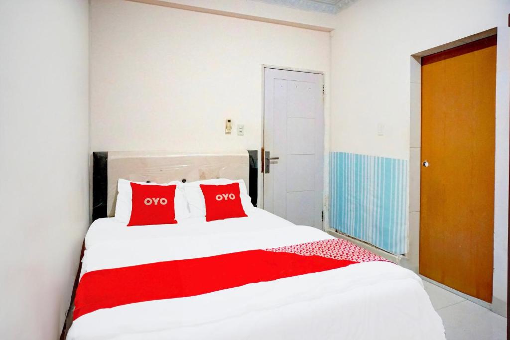 Postel nebo postele na pokoji v ubytování Hotel O Medan City Near Sun Plaza Formerly 99 Residence
