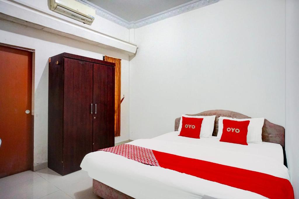 Postel nebo postele na pokoji v ubytování Hotel O Medan City Near Sun Plaza Formerly 99 Residence