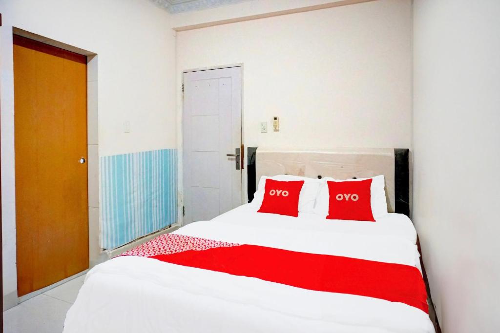 Postel nebo postele na pokoji v ubytování Hotel O Medan City Near Sun Plaza Formerly 99 Residence