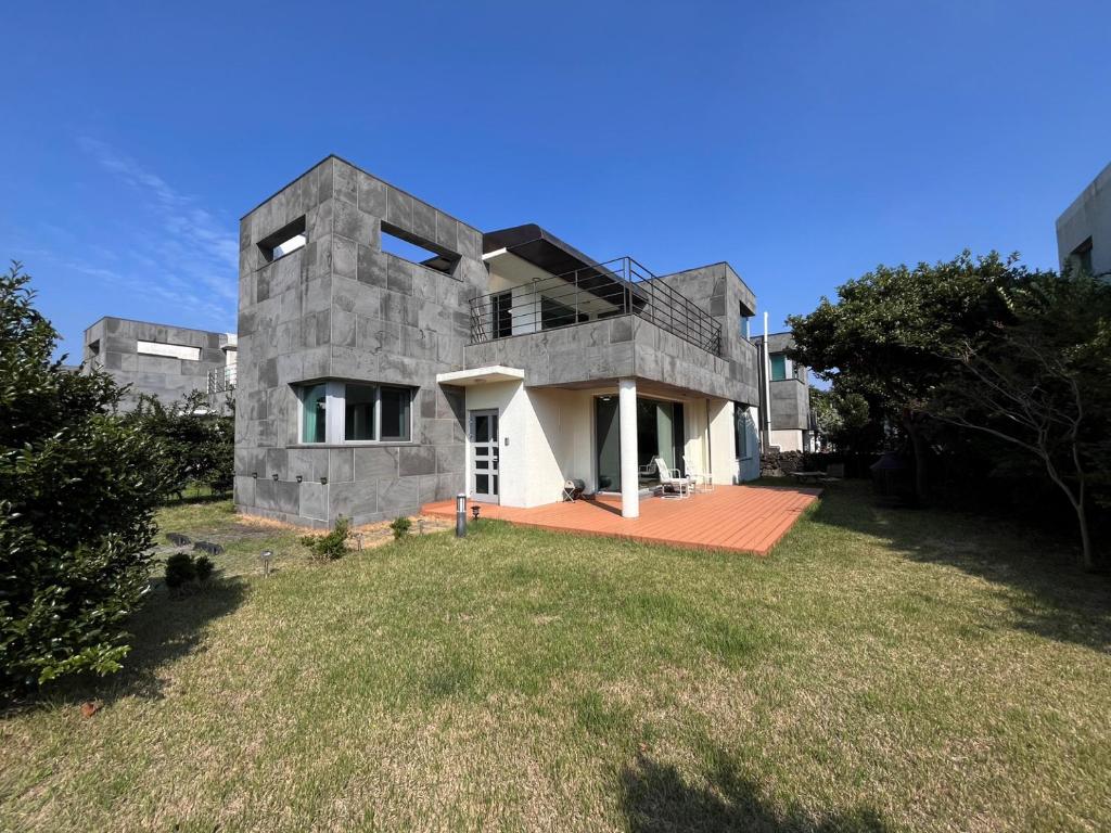 ソギポにあるJejumodo2 Outdoor Jacuzzi Detached Houseの大石造りの家