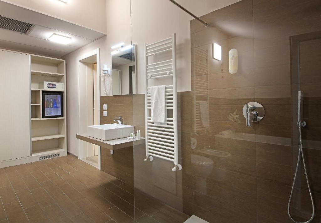 łazienka z umywalką i prysznicem w obiekcie Spa Hotel Splendid Sole w Manerba del Garda