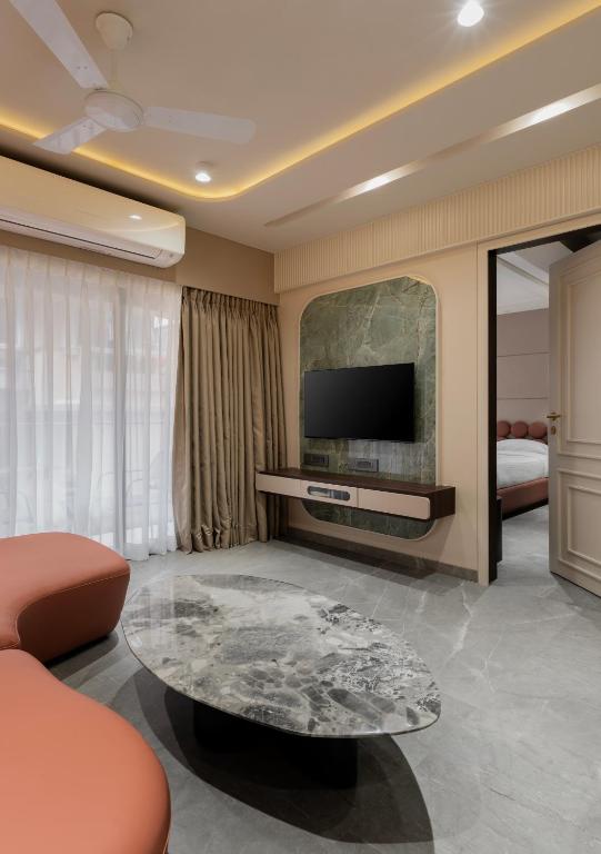 TV a/nebo společenská místnost v ubytování Orbit Serviced Apartments