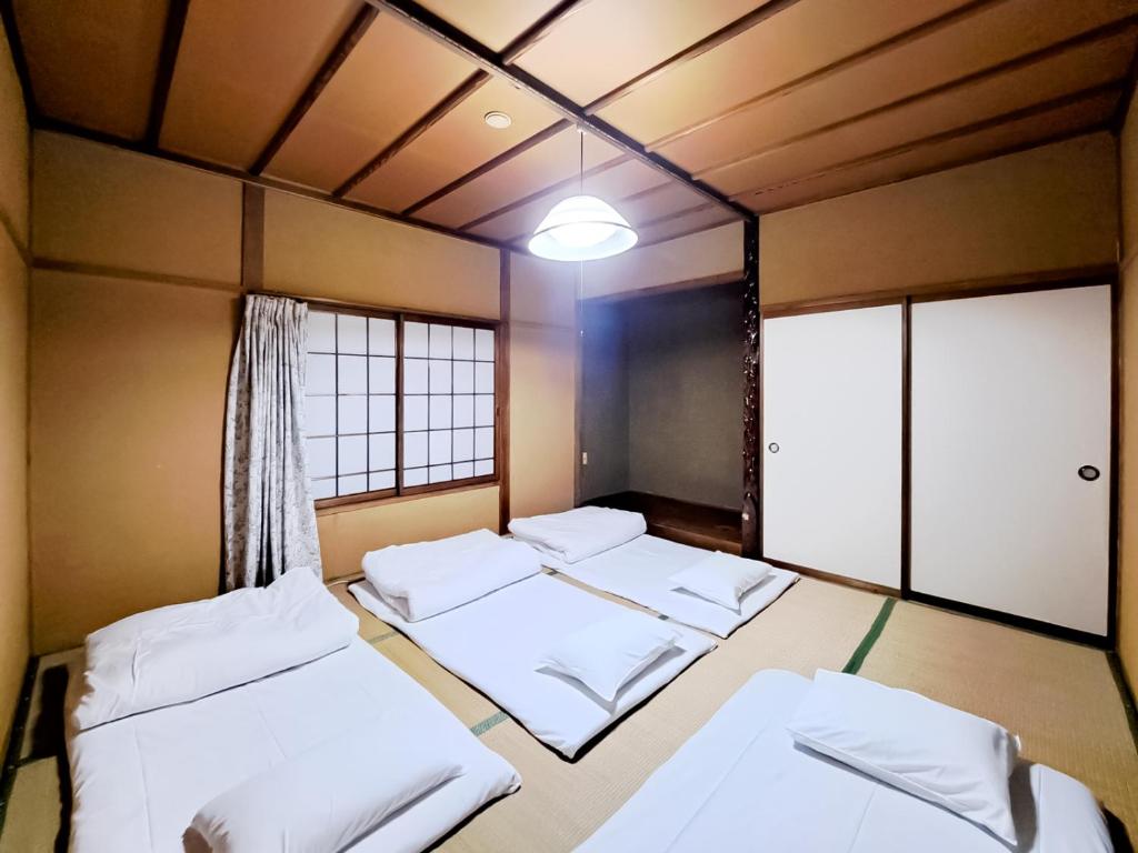 Postel nebo postele na pokoji v ubytování 登山外遊び仮眠所 みみずの寝床 mimizu no nedoko Overnight rest space