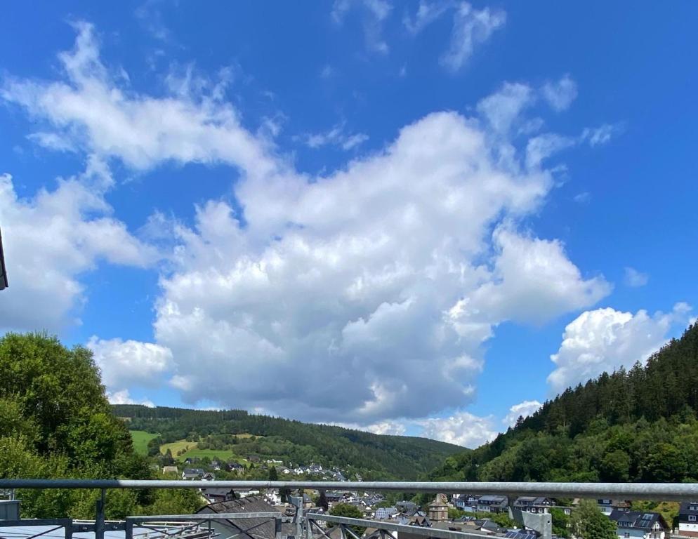 ein Blick auf einen blauen Himmel mit Wolken und einer Stadt in der Unterkunft FeWo 26 in Willingen