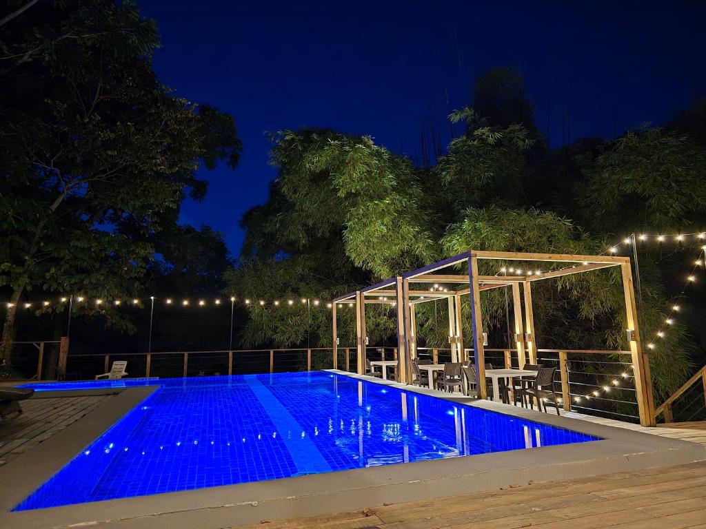 Bazén v ubytování Bamboo Lodge nebo v jeho okolí