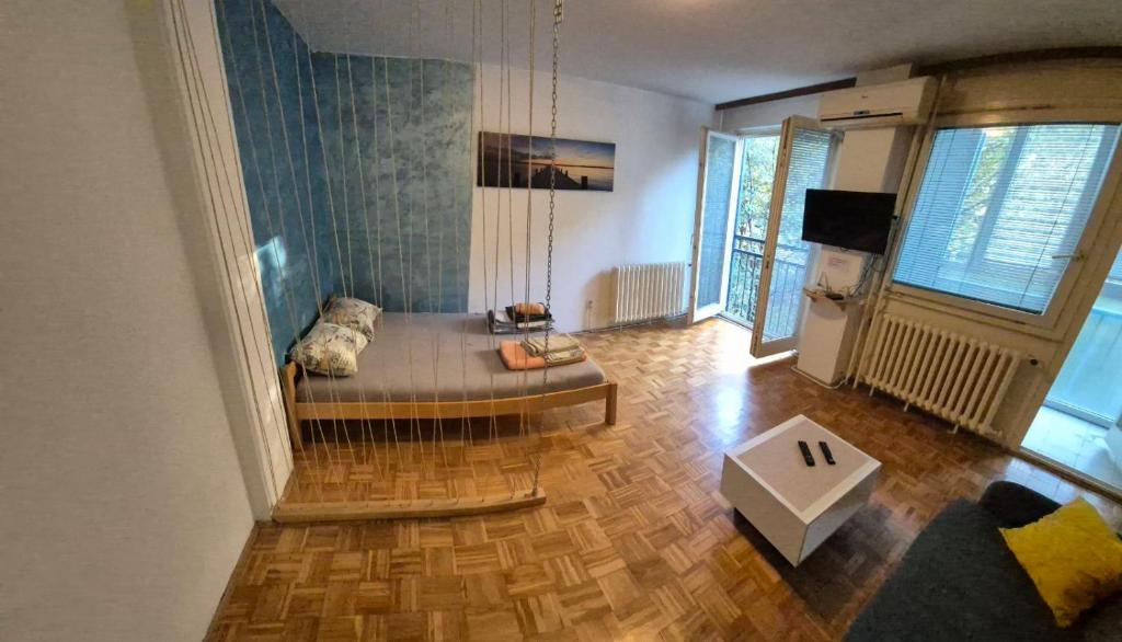 ein Wohnzimmer mit Couch und Tisch in der Unterkunft Blok 1 in Belgrad